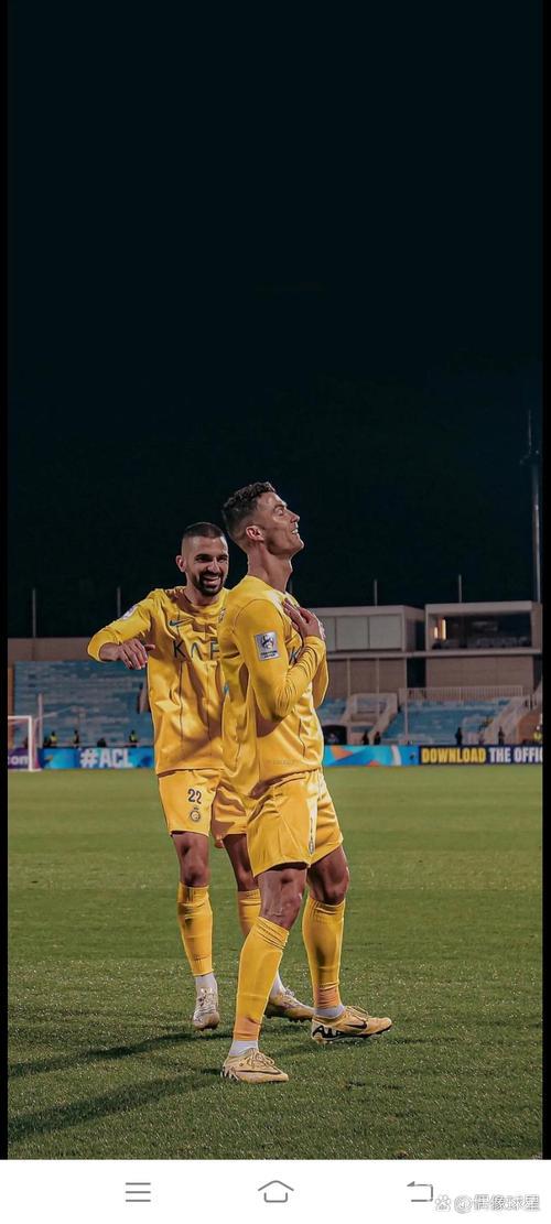 40岁C罗再现6年前经典画面:肩扛欧国联奖杯开心大笑 40岁C罗再现6年前经典画面:肩扛欧国联奖杯开心大笑